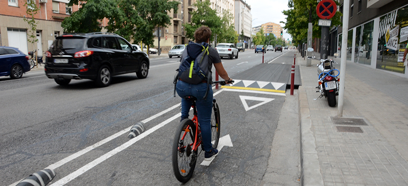 Un usuari del carril bici de la Ronda Ponent.