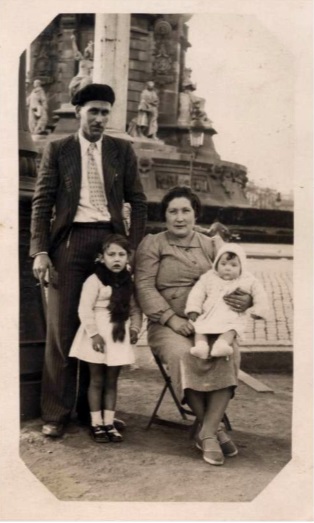 La família, al monument a Colom. 
