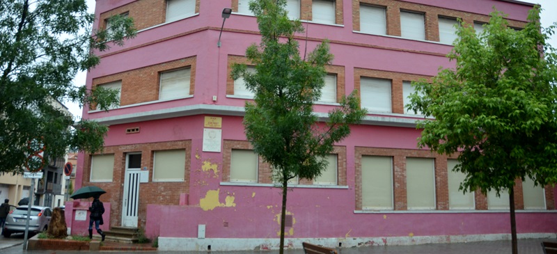 Foto portada: l'edifici de l'antiga escola Riu Sec, a Gràcia, aquest dijous. Autor: David B.