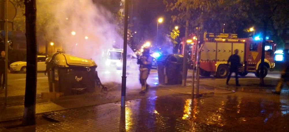 Bombers apagant l'incendi d'un contenidor, a la plaça Madrid de Can Llong, al maig de 2018. Autor: R.B / cedida.
