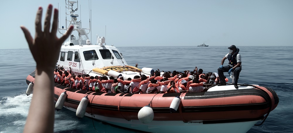 Foto portada: imatge del trasllat des de l'Aquarius als vaixells de la guàrdia costanera i la Marina italiana el 12 de juny del 2018. Autor: Kenny Karpov /SOS Meditérranée / MSF