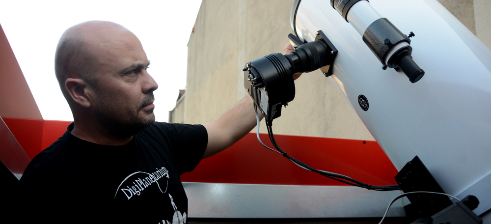 Foto portada: Camarasa ajustant el seu telescopi. Autor: David B.