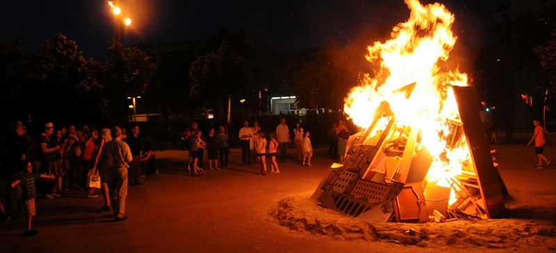 Foguera Sant Joan, a la plaça de La Creu Alta, fa alguns anys. Autor: ACN.