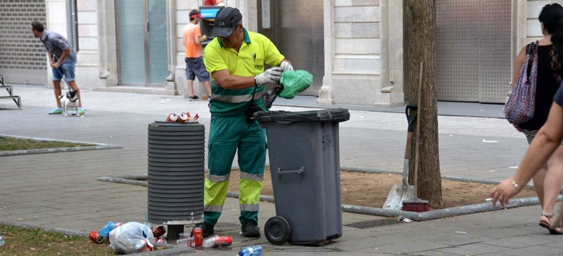 Foto portada: un operari de neteja viària, fa un temps. Autor: David B.