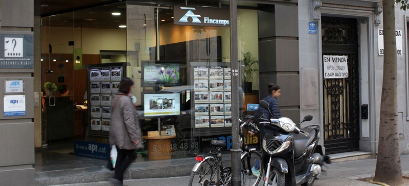 Foto portada: una immobiliària, al carrer Sant Joan. Autora: Nerea Bueno.