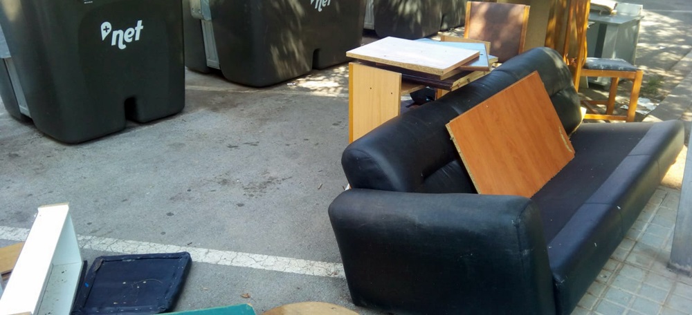 Foto portada: mobles a Espronceda, aquest dimarts. Autor: David B.