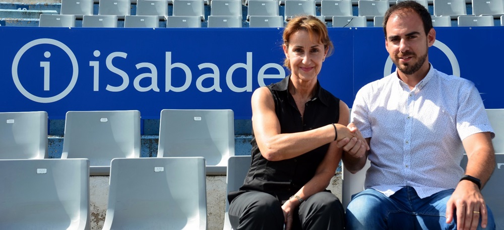 Foto portada. La vicepresidenta del CE Sabadell, Ana Navés, i el director de iSabadell, Jordi de Arriba, a la Nova Creu Alta. Autor. David B.