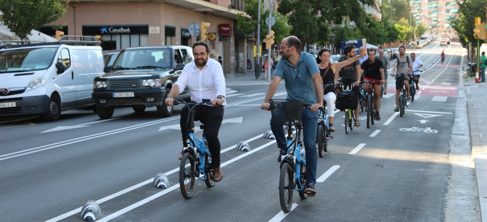 Foto portada: el tinent d'alcalde Juli Fernàndez i l'lalcalde, Maties Serracant, al carril bici. Autor: @CridaSabadell via Twitter.