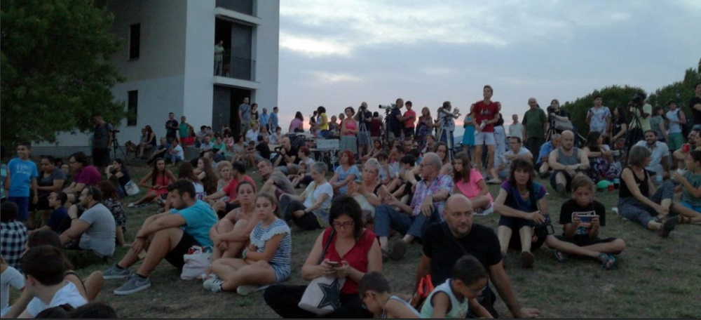 Foto portada: sabadellencs veient l'eclipsi, des del parc de Catalunya. Autor: @astrosabadell via Twitter.