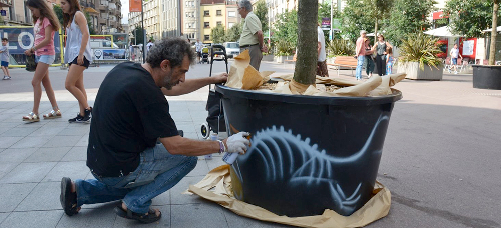 Artistes pintant els testos del Passeig. Autor: David B.