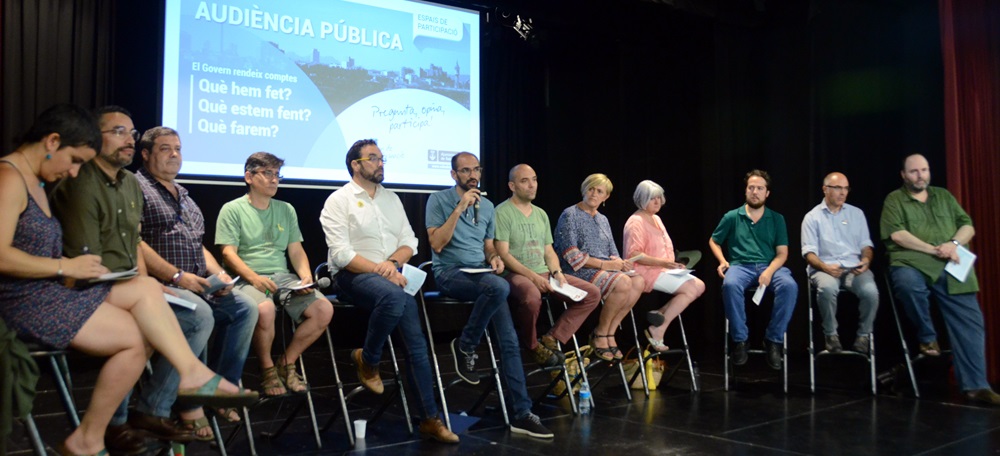 Foto portada: els 12 membres del govern que han participat a l'Audiència pública. Autor: David B.