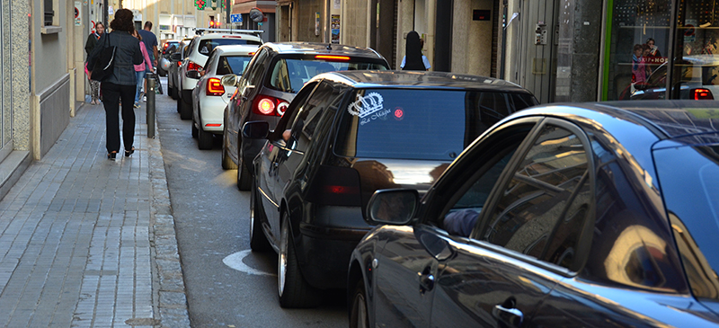 Foto portada: vehicles al carrer Sant Pere, fa uns mesos. Autor: David B.