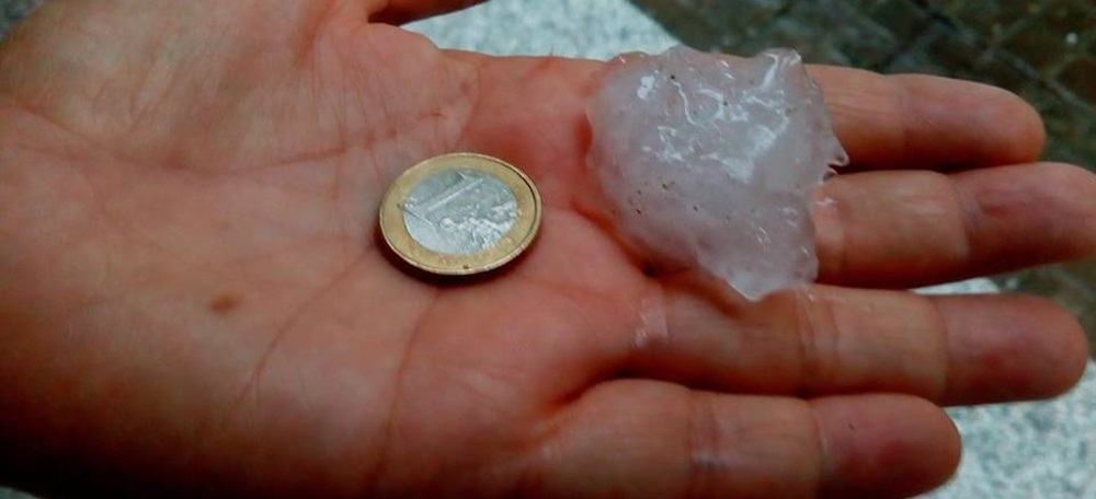 Foto portada: pedra al costat d'una moneda d'un euro. Foto. cedida.