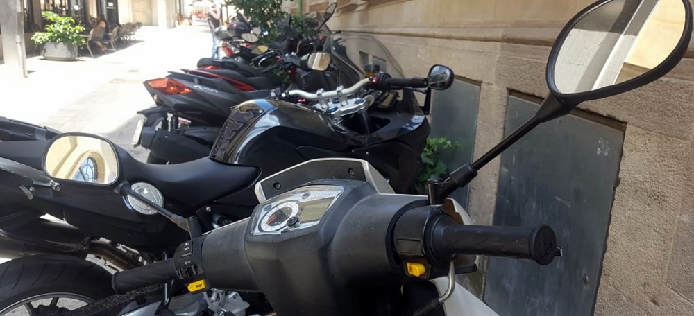 Foto portada: motos aparcades al carrer Sant Pau, al Centre. Autor: cedida.