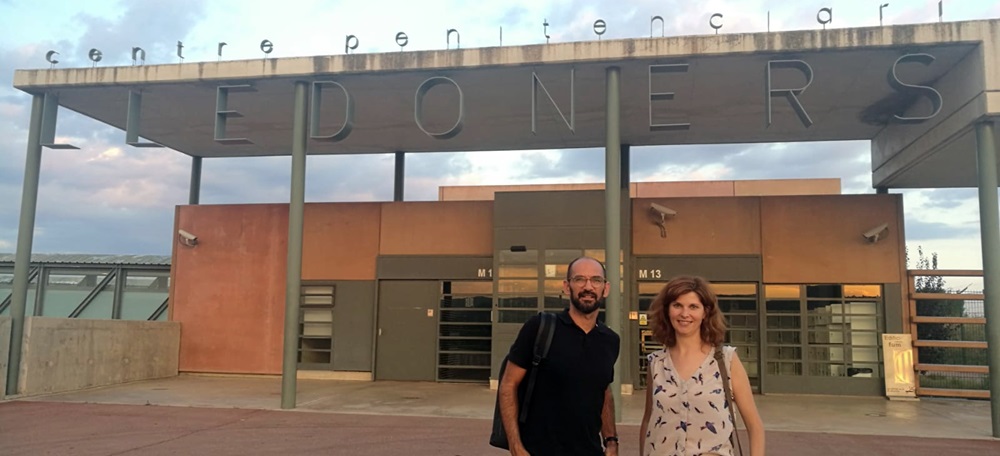 Foto portada: l'alcalde de Sabadell, Maties Serracant, a l'esquerra, a la porta de la presó.