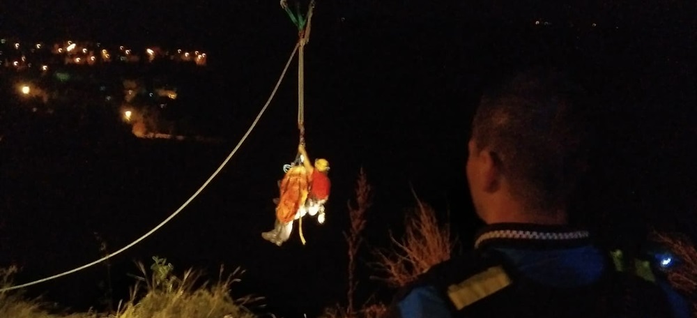 La grua traient l'home del barranc. Foto: Policia Sabadell via Twitter.