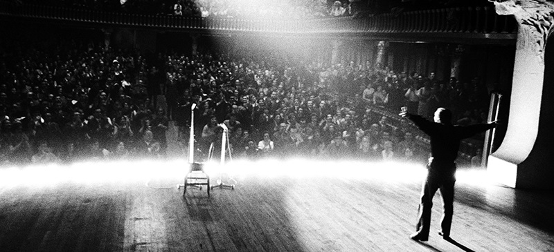 Peu de foto, «El cantant Raimon durant una actuació al Palau de la Músic». Cal esmentar drets d’autoria: «© Fotografia: Josep Puvill».