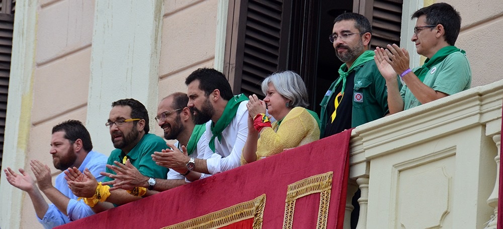 Foto portada: el president del Parlament, Roger Torrent, al mig, amb camisa blanca i el mocador verd. Autor: David B.