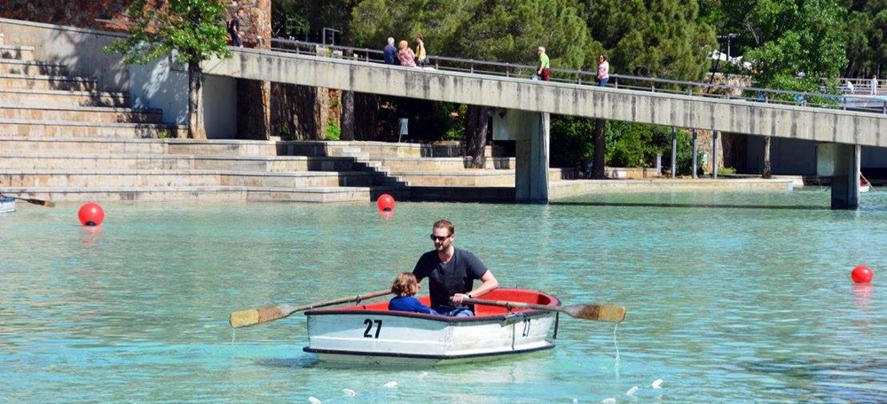 Foto portada: el llac del parc de Catalunya, durant la Festa del Parc l'any passat. Autor: David B.