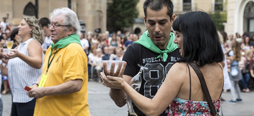 Foto portada: ciutadans al Ball de la bola, amb el mocador verd penjat al coll. Autor: Aj. Sabadell / cedida.