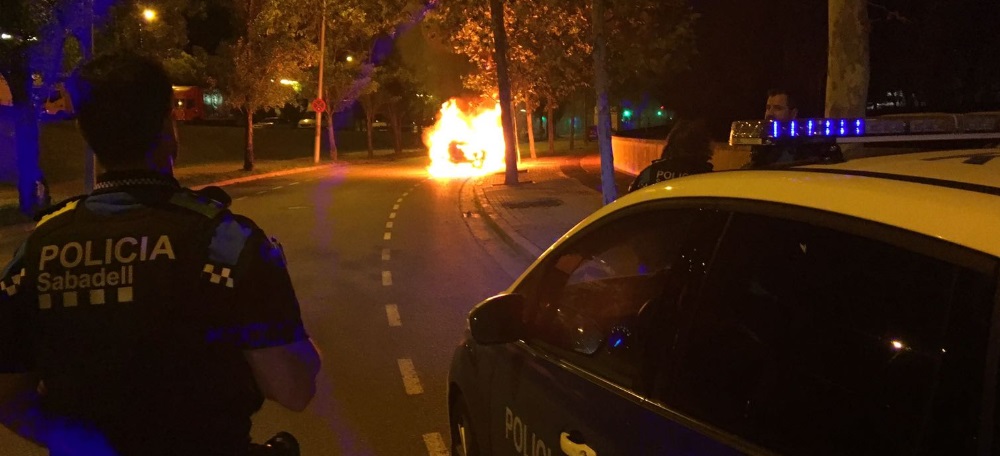 Agents de policia, durant l'incendi del vehicle. Autor: Policia Sabadell via Twitter.