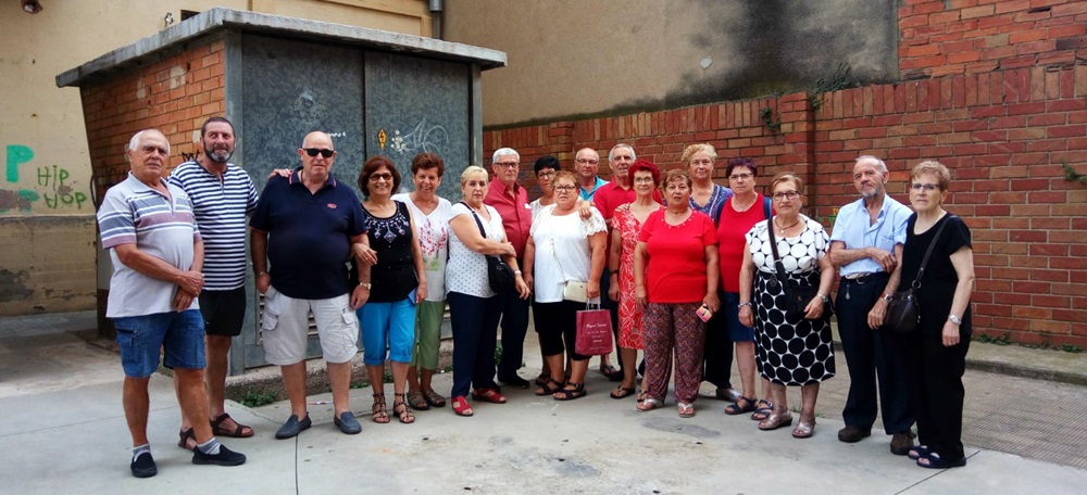 Foto portada: veïns de Torre-romeu, al transformador de la part baixa del barri, entre bloc i bloc de pisos. Autor: J.d.A.