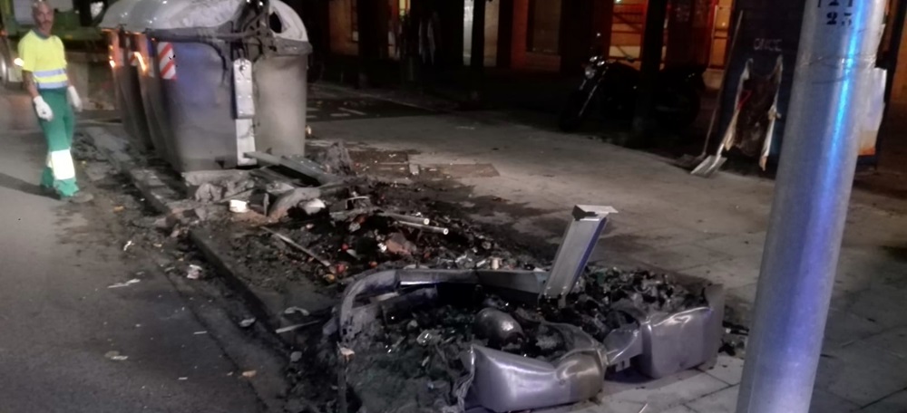 Foto portada: contenidors després de cremar-se a la plaça d'Espanya. Autor: cedida.