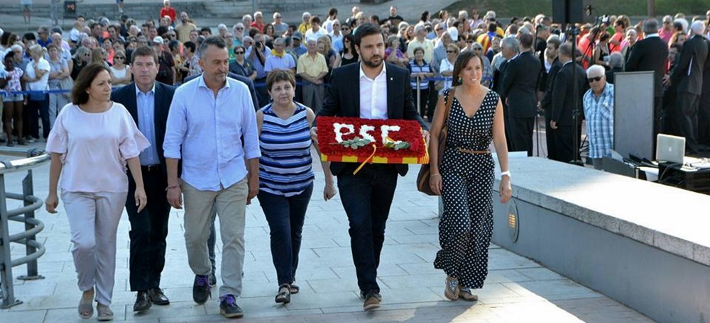 Foto portada: representants del PSC, durant la Diada. A la dreta, Farrés; a l'esquerra, la regidora Carrasco. Autor: J.d.A.