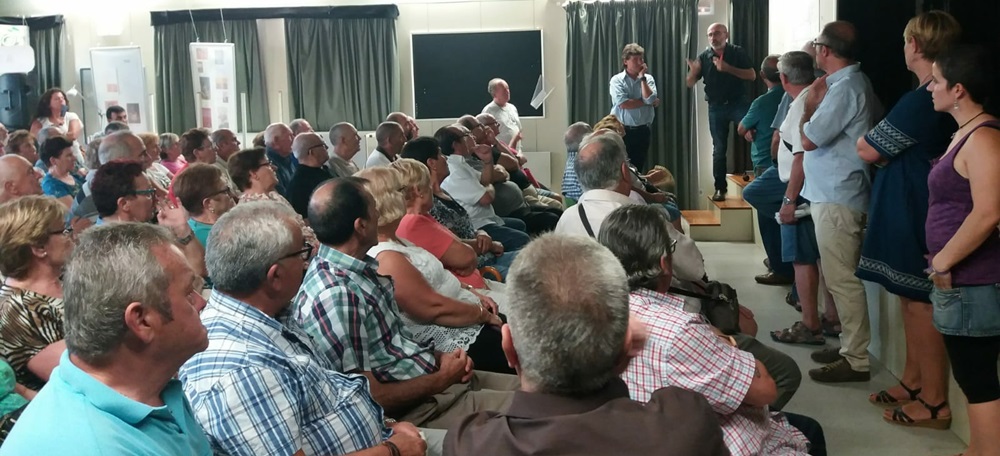 Foto portada: reunió entre l'Ajuntament i els veïns. Autor: @6qteig via Twitter.
