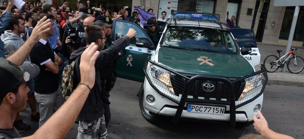 Foto portada: agents de la Guàrdia Civil a la sortida de l'escorcoll. Autor: David B.