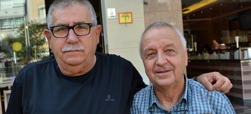 Foto portada: José Hernández i Feliu Crespí, aquest dilluns, al Passeig de la plaça Major. Autor: J.d.A.