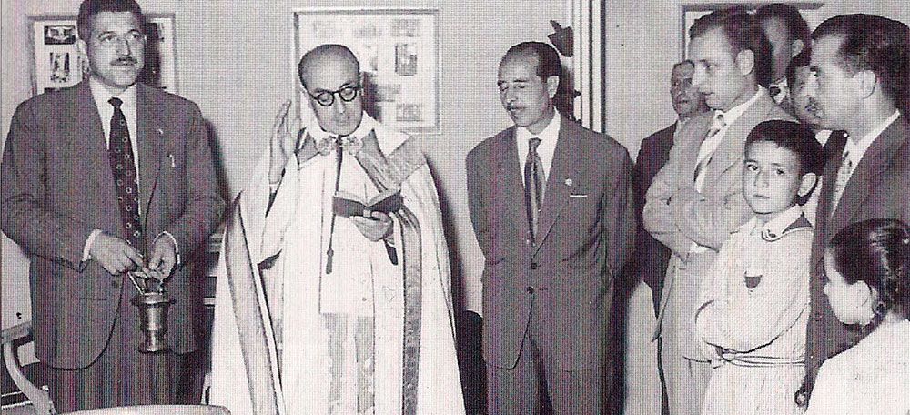 El llavors president de la Joventut de la Faràndula, Antoni Llonch, durant la inauguració del local social de l'entitat, al Passeig, l'any 1956.