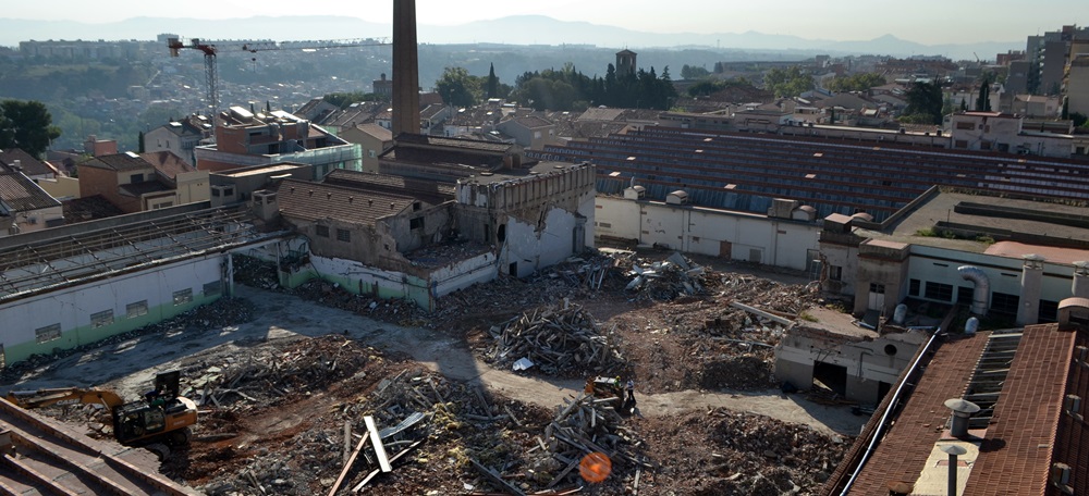 Foto portada: l'estat de les antigues naus, aquest divendres. Autor: J.d.A.