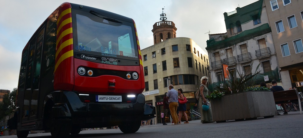 Foto portada: el bus sense conductor Èrica, al Passeig de la plaça Major. Autor: David B.