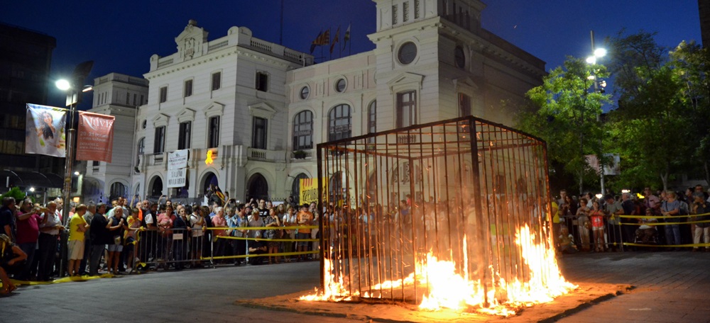 Foto portada: la presó cremant, a la plaça del Doctor Robert. Autor: J.d.A.
