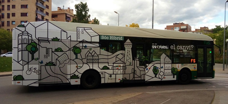El bus híbrid, a la plaça Còrdova. Autor: J.d.A.