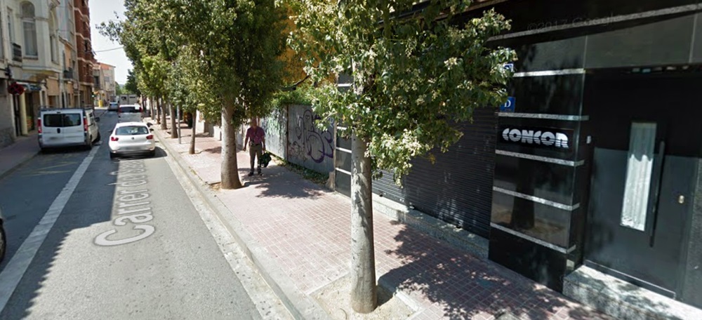 Foto portada: el carrer de Sant Cugat, on va xocar el vehicle. Foto via Google Street View.
