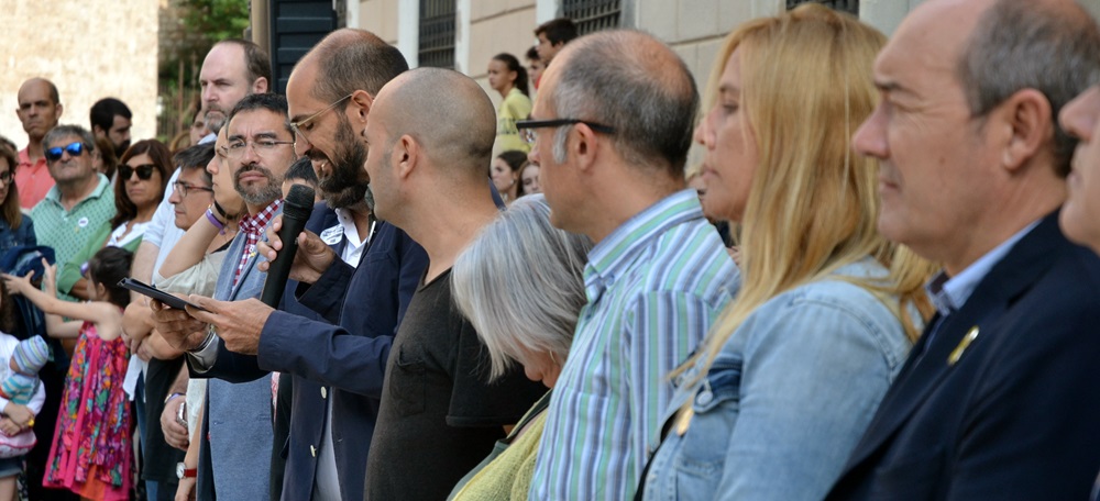 Foto portada: regidors de l'Ajuntament, durant la lectura del manifest, aquest dilluns. Autor: J.d.A.