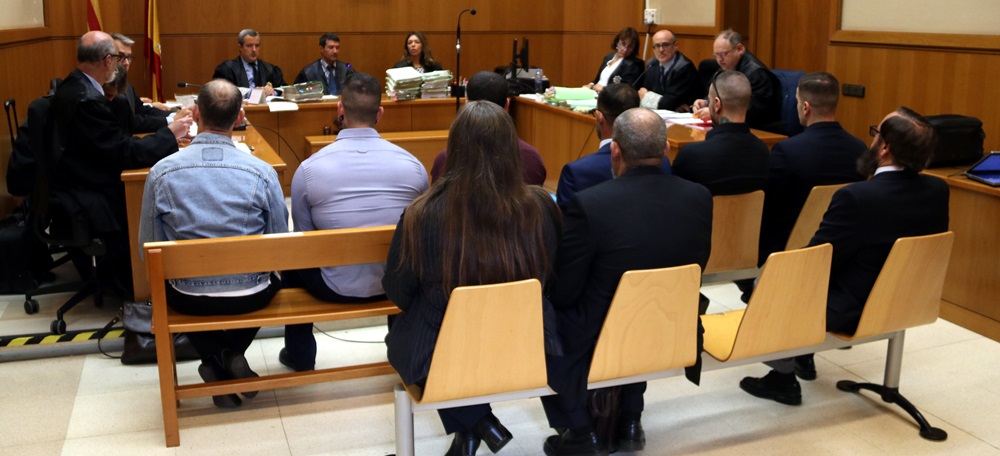 Vista general dels acusats, d'esquena, abans de començar el judici a l'Audiència de Barcelona, el 2 d'octubre de 2018. Foto: ACN.