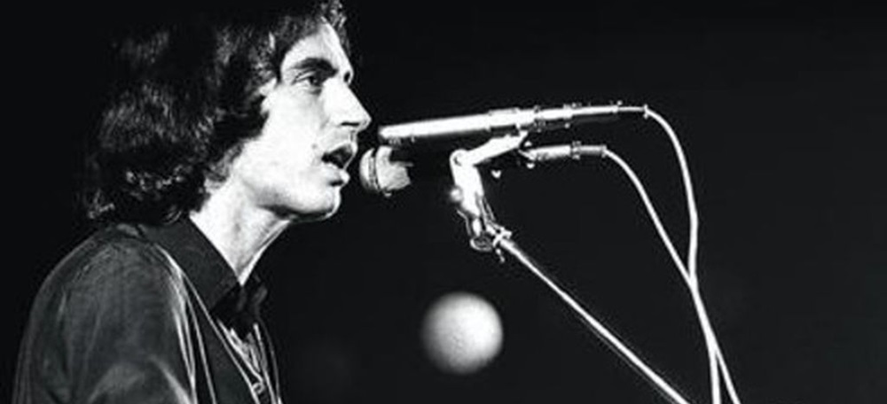 Foto portada: Lluis Llach, al 1976 en un concert al Camp Nou.