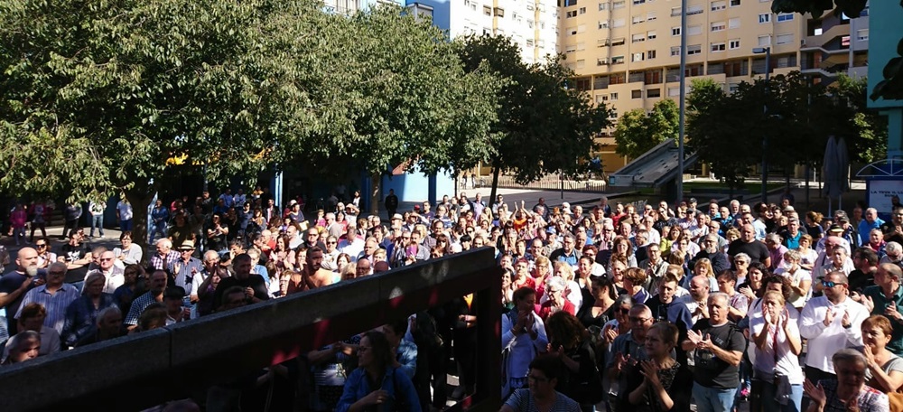 Foto portada: concentració aquest migdia. Autora: A.Almendro / cedida.