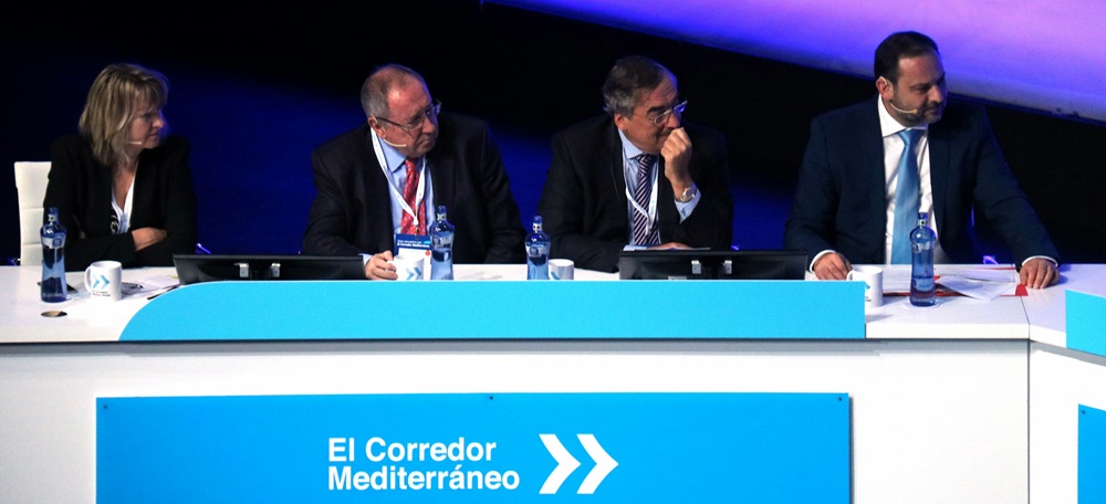 El ministre de Foment, José Luis Ábalos, acompanyat del president de la CEOE, Juan Rosell, i el president de la Cambra de Comerç espanyola, Josep Lluís Bonet, en l'acte a favor del Corredor Mediterrani el 27 de setembre del 2018. (HORITZONTAL)