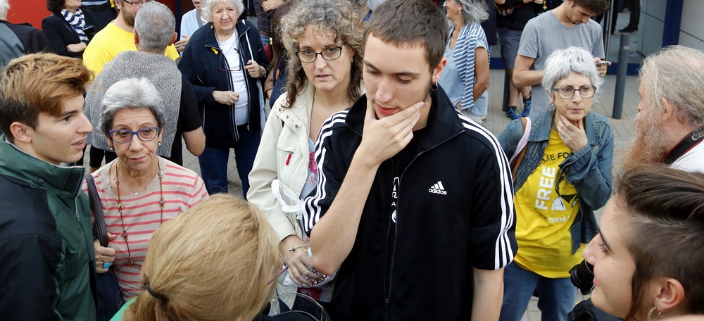 Cesc Esteve, CDR de Sabadell sobre qui recau una ordre de detenció, en roda de premsa davant la comissaria dels Mossos d'Esquadra, el 20 d'octubre de 2018. (horitzontal)