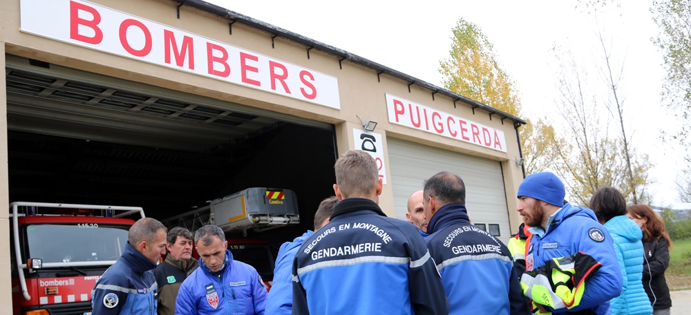 Imatge de l'operatiu que s'havia instal·lat al Parc de Bombers de Puigcerdà. A la imatge els policies nacionals francesos que han participat al rescat el 29 d'octubre del 2018. (horitzontal)