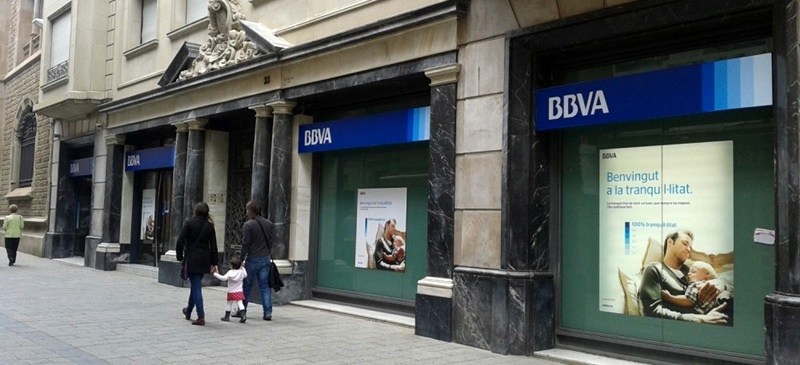 Foto portada: caixers del BBVA al carrer de Gràcia, seu històrica de Caixa Sabadell. Autor: J.d.A.