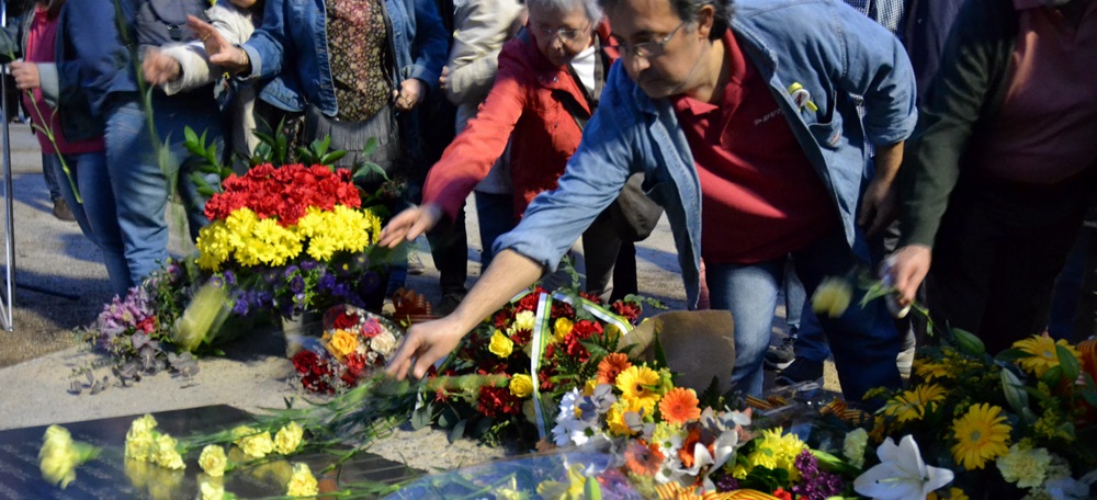 Foto portada: ofrena floral al monòlit de Companys. Autor: J.d.A.