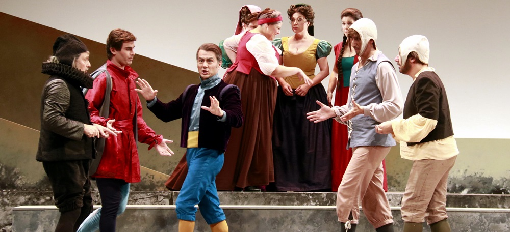 Les burgeses; Bardolfo i Pistola, criats de Falstaff, i Mr Ford, entre altres personatges, en un moment de l'assaig general dels Amics de l'Òpera de Sabadell al Teatre La Faràndula, el 21 d'octubre del 2018. (Horitzontal)