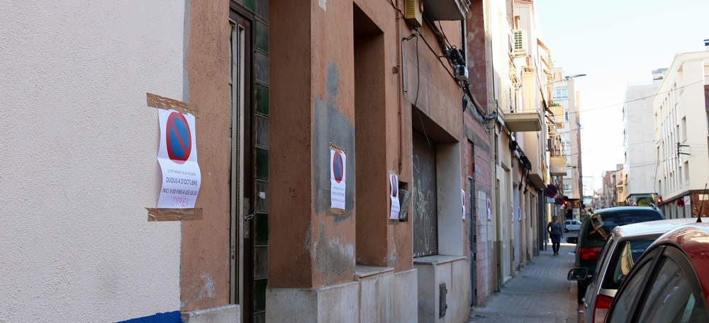 Pla lateral de l'entrada de la casa que ha estat ocupada. Imatge del 3 d'octubre de 2018. (Horitzontal)