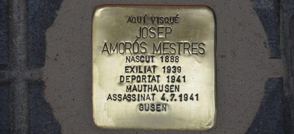 Foto portada: una de les plaques dedicades a recordar els sabadellencs morts als camps nazis. Autor: David B. 