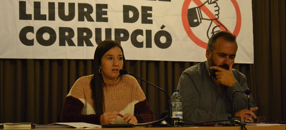 Foto portada: Sara González i Raúl García Barroso, a la conferència. Autor: J.d.A.